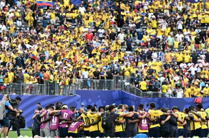  Les Equatoriens célèbrent ensemble leur victoire contre l'Allemagne, qui leur ouvre les portes des 16e de finale, jeudi à East Rutherford. © Jewel SAMAD / AFP 
