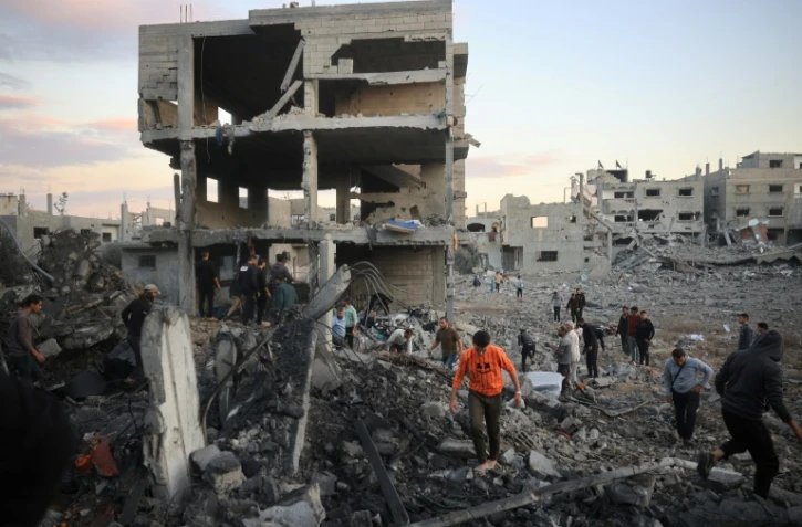 Les Palestiniens inspectent les dégâts sur le site d'une frappe aérienne israélienne sur le camp de réfugiés de Bureij dans le centre de la bande de Gaza le 19 novembre 2024