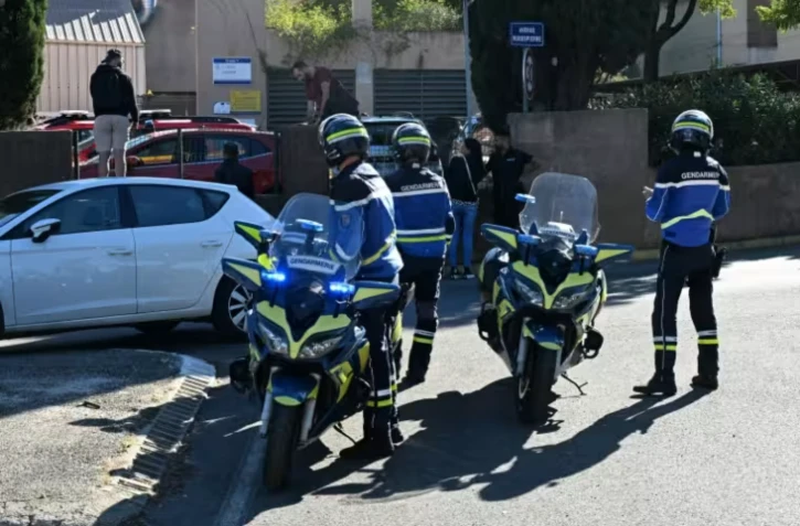 Des gendarmes devant le collège Joseph-Lakanal à Aubagne, dans les Bouches-du-Rhône, le 12 octobre 2026 ( AFP / Miguel MEDINA )