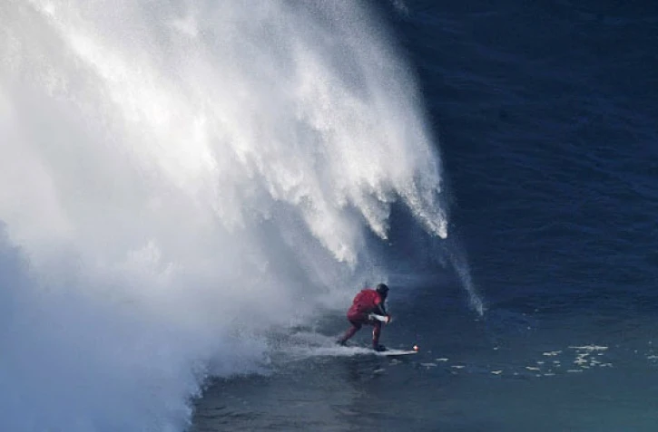 [VIDÉO] Sauvé de la drogue par le surf, il défie les vagues géantes de Nazaré