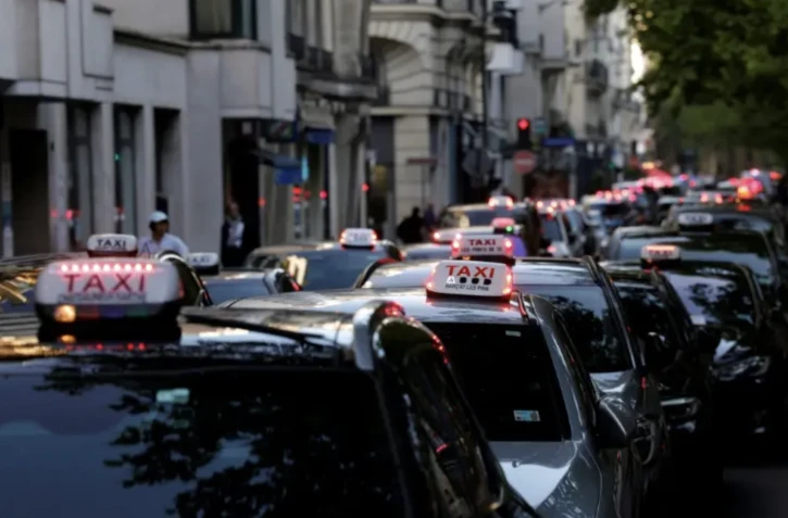 Transport sanitaire, VTC : des milliers de taxis manifestent en France