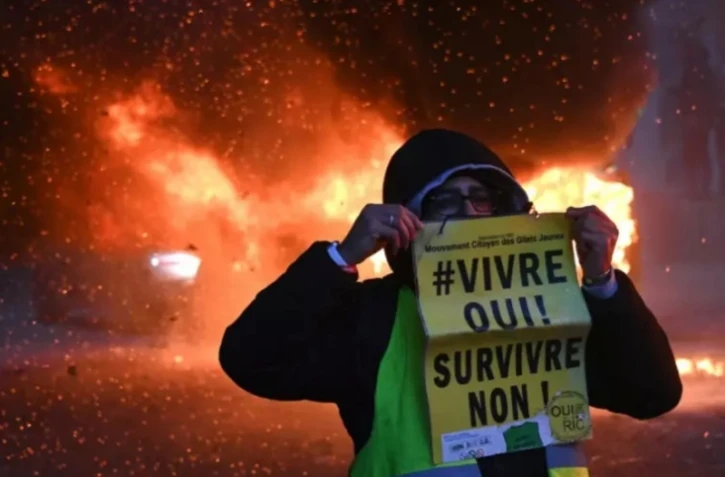 Manifestations Sécurité globale : scènes de vandalisme à Paris, mobilisation en baisse 