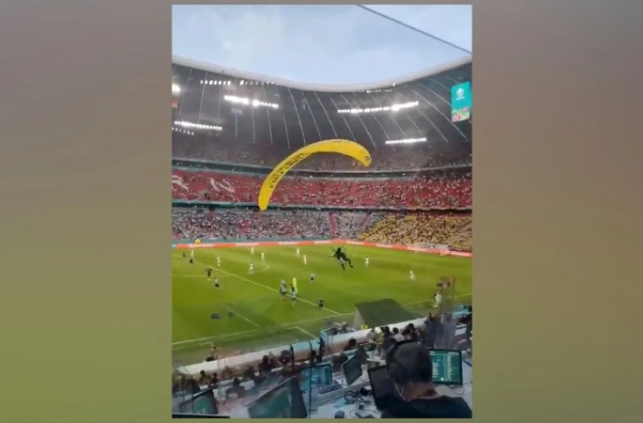Match France-Allemagne : un militant écolo manque de s'écraser en parapente 