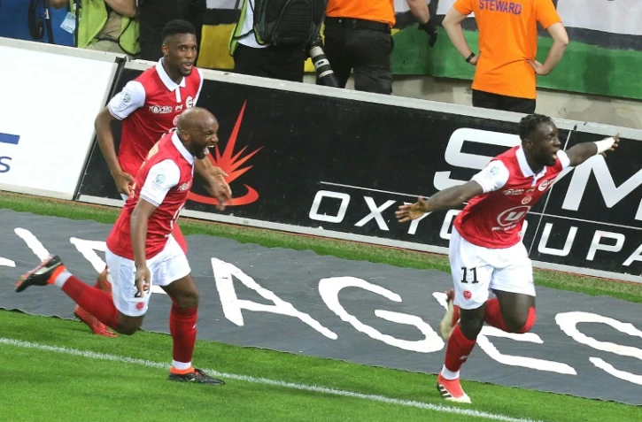 L'attaquant de Reims Grejohn Kyei (D) fou de joie après son but face à Ajaccio en L2 le 20 avril 2018