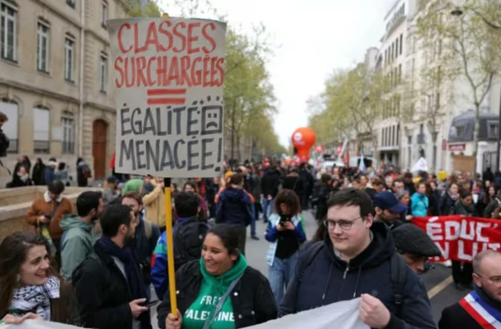 Manifestation contre des fermetures de classes, à Paris, le 31 mars 2026 ( AFP / Thomas SAMSON )