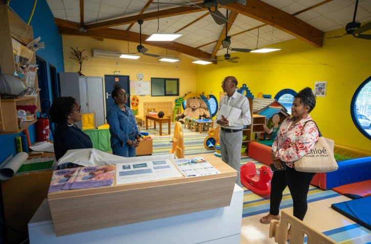 La Possession : le maire et ses élus, en visite de terrain auprès des professionnels de la petite enfance 