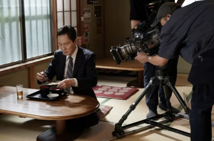 L'acteur japonais Yutaka Matsushige lors du tournage d'un épisode de la série télévisée "Solitary Gourmet" dans un restaurant spécialisé dans le thon à Yokoshibahikari, dans la préfecture de Chiba, le 19 mai 2026 ( AFP / Caroline GARDIN )