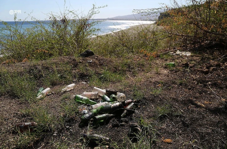 déchets au bord de mer