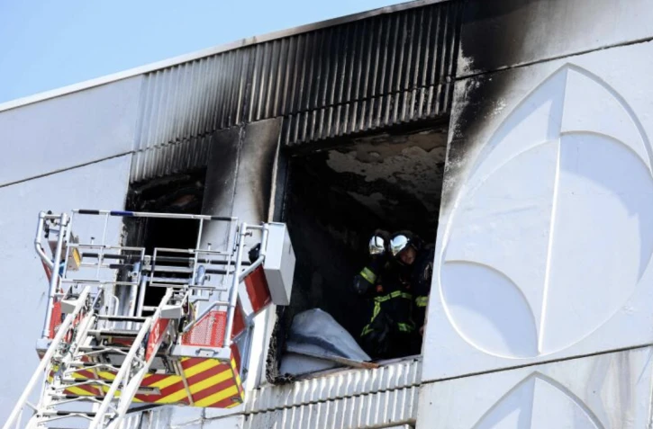 Des pompiers à l’intérieur de l’immeuble résidentiel où un incendie s’est déclaré à Nice, dans le sud de la France, le 18 juillet 2024. VALERY HACHE / AFP