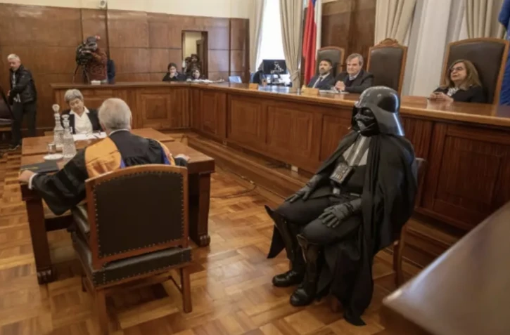 La cour d'appel de Valparaiso au Chili juge le personnage de fiction Dark Vador, le 28 mai 2023 ( AFP / RAFAEL ARANCIBIA )