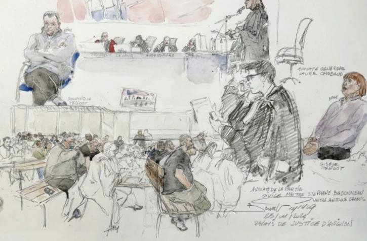 Croquis d'audience de Dominique Pelicot et des hommes au procès des viols de Mazan, jugés pour la plupart pour viols aggravés sur Gisèle Pelicot au tribunal d'Avignon, le 25 novembre 2024 ( AFP / Benoit PEYRUCQ )