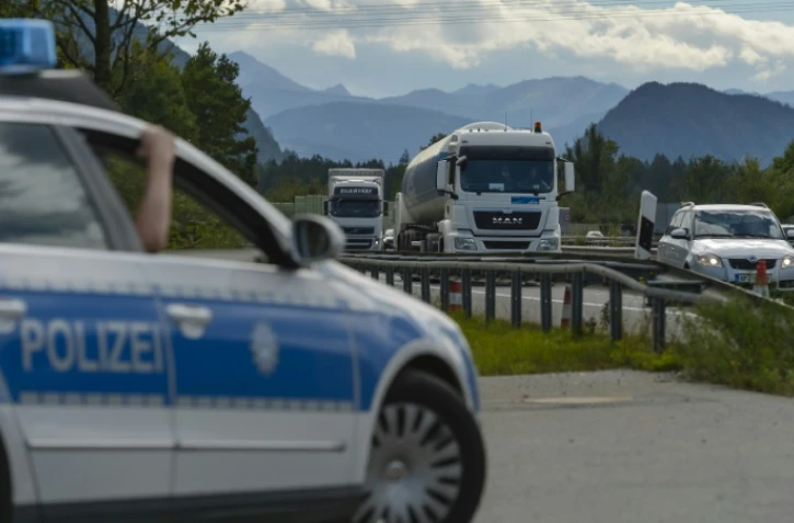 Des policiers surveillent les véhicules sur une autoroute entre l'Autriche et l'Allemagne à Kiefersfelden dans le sud de l'Allemagne, le 16 septembre 2015