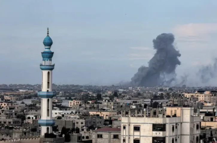 Frappe israélienne sur Khan Younès, dans le sud de la bande de Gaza, vue depuis Rafah, le 14 février 2024 ( AFP / SAID KHATIB )