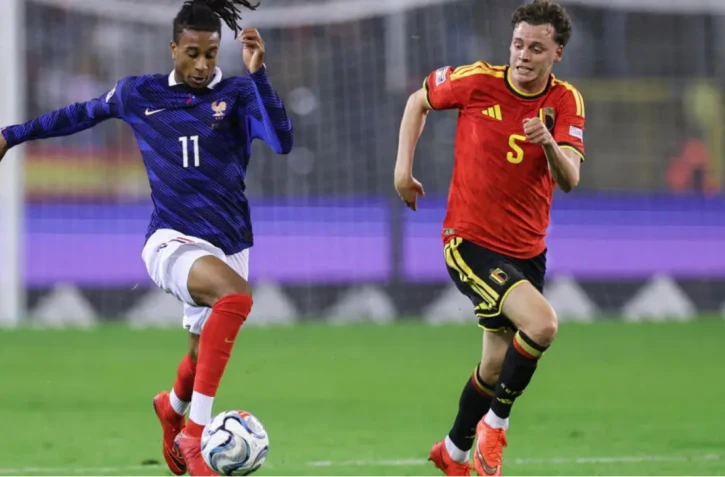Michael Olise (G) auteur du but victorieux contre la Belgique de Maxim De Cuyper (D), 1 à 0, le 28 septembre 2026 en Ligue des nations à Bruxelles during the UEFA Nations League Group A1 football match between Belgium and France at King Baudouin Stadium in Brussels on September 28, 2026. © FRANCK FIFE / AFP