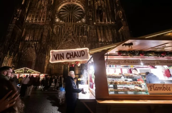 Un stand sert du vin chaud le jour de l'ouverture du marché de Noël traditionnel de Strasbourg, dans le Bas-Rhin, le 25 novembre 2022 ( AFP / PATRICK HERTZOG )