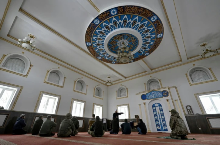 Des soldats musulmans participent à la prière du vendredi dans une mosquée près du front est, le 31 mars 2023 en Ukraine