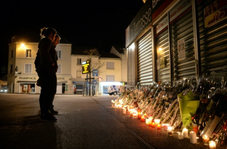 Bougies et fleurs ont été déposés par des anonymes devant le commerce des parents de Alexia Daval, le 2 novembre 2017 à Gray (est de la France)
