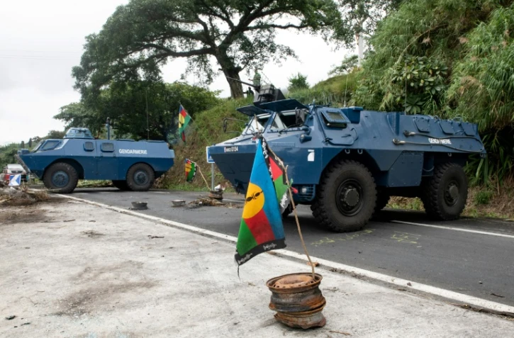 Des véhicules de la gendarmerie en opération sur un barrage dressé par des indépendantistes, le 19 mai 2024 à La Pirogue, sur la commune de Paita en Nouvelle-Calédonie