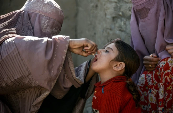 Une fillette reçoit une dose de vaccin contre la poliomyélite, le 20 mars 2019, dans la province de Kandahar, en Afghanistan