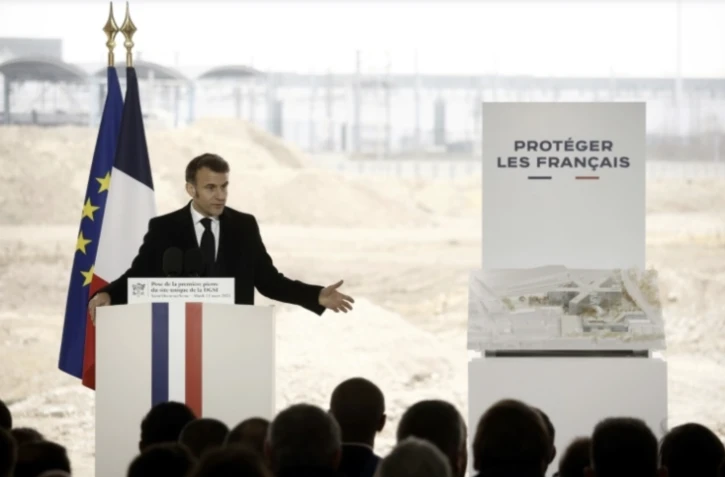 Le président Emmanuel Macron lors de la visite du chantier du futur siège de la Direction générale de la sécurité intérieure (DGSI) à Saint-Ouen, près de Paris, le 11 mars 2025 ( POOL / Yoan VALAT )