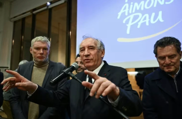 François Bayrou (c), maire sortant de Pau et candidat centriste du MoDem à sa réélection, prononce un discours après sa défaite au 2e tour des municipales, le 22 mars 2026 à Pau, dans les Pyrénées-Atlantiques ( AFP / GAIZKA IROZ )