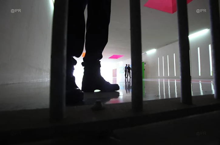 prisons 