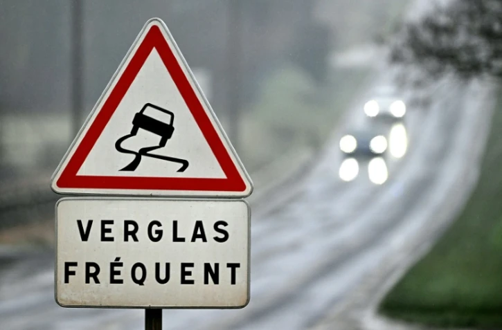 Un panneau de signalisation routière met en garde contre le verglas, le 17 janvier 2024 à Ludes (Marne)