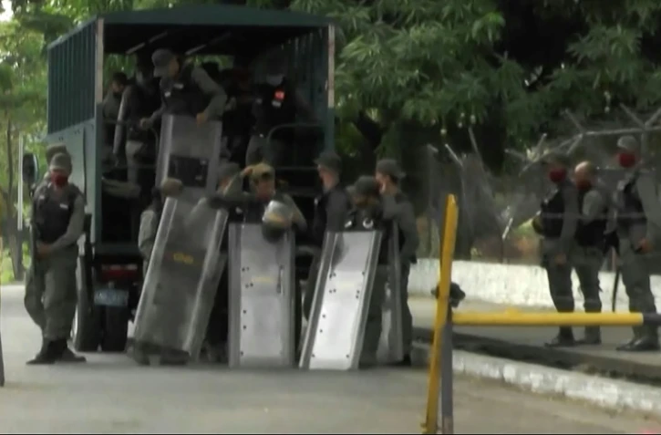 Image tirée d'une vidéo montrant des soldats de la Garde nationale de Bolivie devant la prison de Los Llanos à Guanare, le 2 mai 2020 au Venezuela