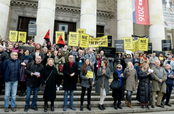 Des acteurs polonais manifestent contre la politique du gouvernement avec des pancartes "On ne vous laissera pas prendre la culture", le 8 octobre 2016 à Varsovie 