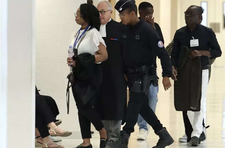 Bahia Bakari (G), survivante du crash, arrive au Palais de justice de Paris, en mai 2022, pour l'audience d'ouverture dans l'affaire du crash d'un vol Yemenia Airways. THOMAS SAMSON / AFP 