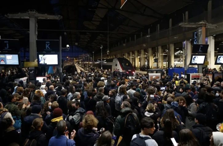  Des manifestants attendent le ministre de l’Éducation Pap Ndiaye à son arrivée Gare de Lyon, le 24 avril 2023 © GEOFFROY VAN DER HASSELT / AFP