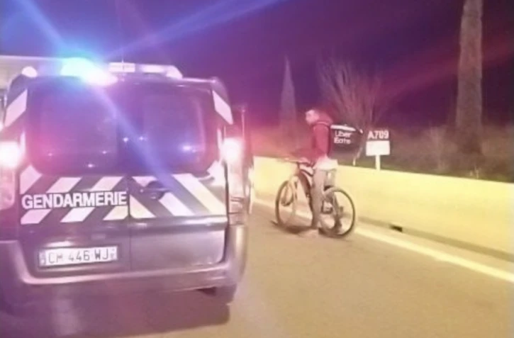 Gard : un livreur à vélo interpellé sur l’autoroute par les gendarmes