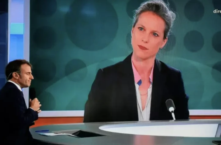 Portrait de Lucie Castets, diffusé sur un écran géant lors de l'interview du président Emmanuel Macron sur France 2, le 23 juillet 2024 ( AFP / Ludovic MARIN )