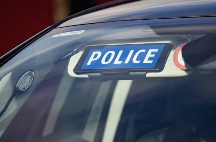 Selon une source policière à franceinfo, la victime a été retrouvée le 13 mars 2025 dans une flaque de sang dans la chambre de son logement de Maurepas (Yvelines), avec de multiples plaies au niveau de la gorge. (JEAN-MARC BARRERE / HANS LUCAS / AFP)