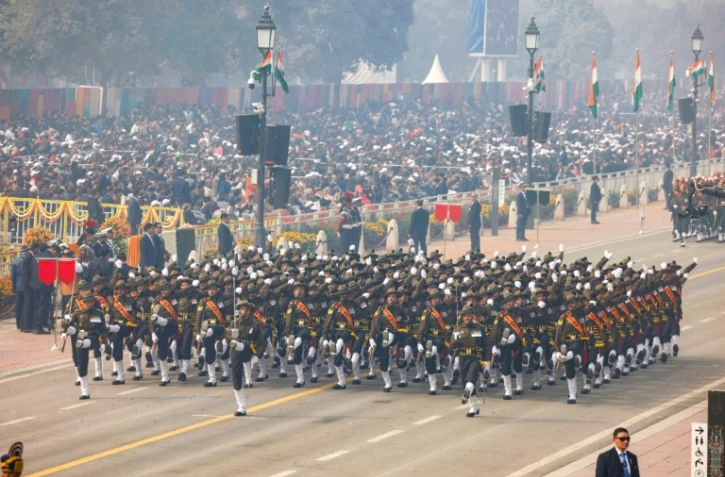 Des soldats indiens défilent pour la fête de la Constitution indienne à New Delhi, le 26 janvier 2024
