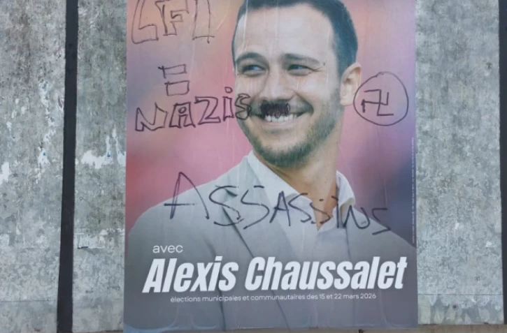 dégradations d'affiches et symboles nazis au tampon 