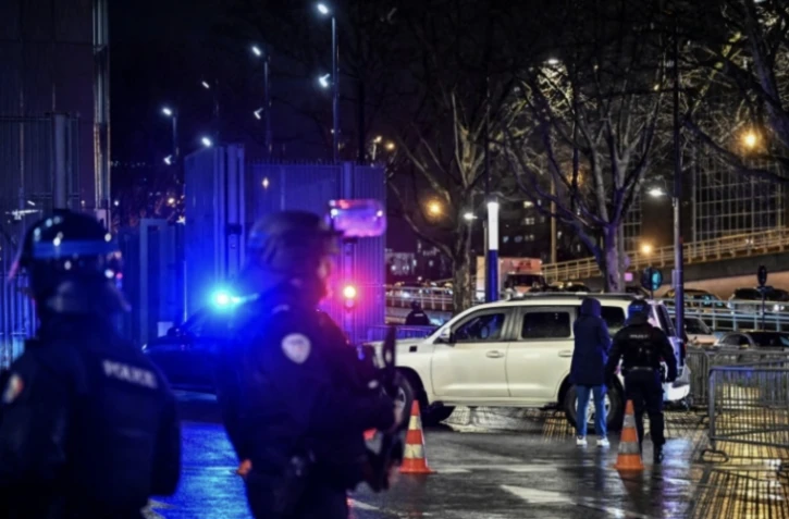Une partie du convoi transportant Mohamed Amra à son arrivée au tribunal de Paris, le 25 février 2025 ( AFP / JULIEN DE ROSA )