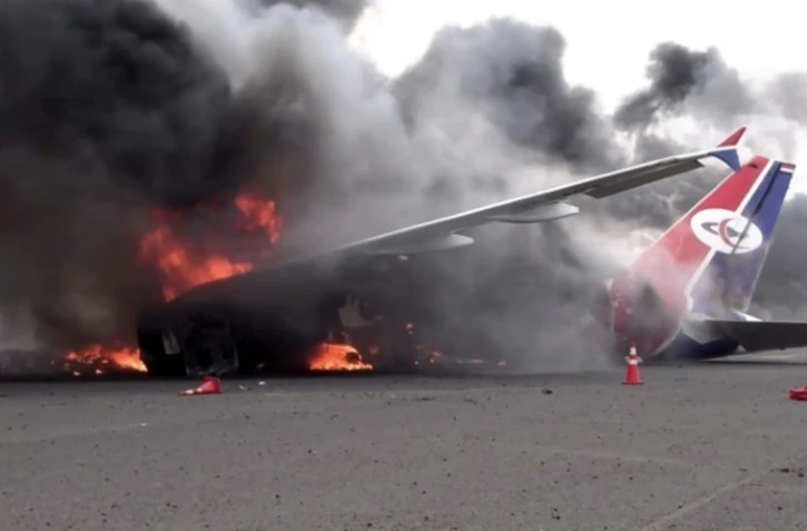 Une photo fournie par l'agence de presse des Houthis le 6 mai 2025 montre un avion en feu à l'aéroport international de Sanaa, cible de frappes israéliennes ( SABA / - )