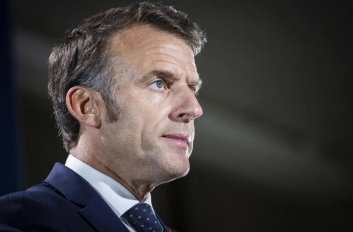 Le président de la République Emmanuel Macron lors d’une conférence de presse à Bruxelles, le 27 juin 2025. (© NICOLAS ECONOMOU / AFP)