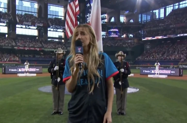 États-Unis : l’hymne américain "massacré" par une chanteuse country