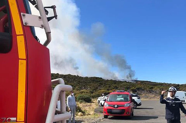 Incendie au Maïdo : la fumée visible de loin 