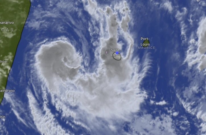 À 365 km de La Réunion, la forte tempête Fytia s'intensifie, l'île en vigilance