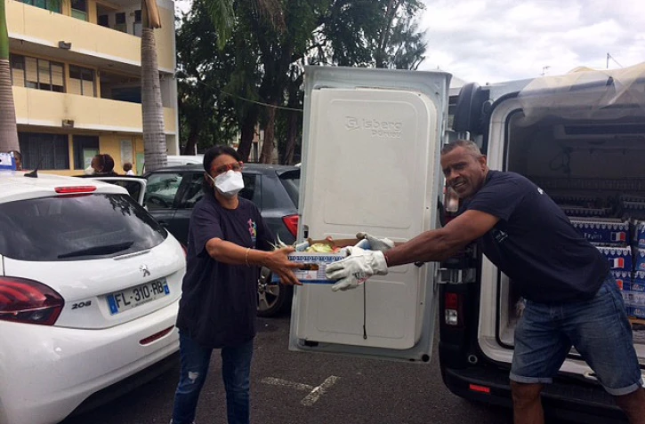 Distribution de paniers fraîcheurs à Saint-Paul