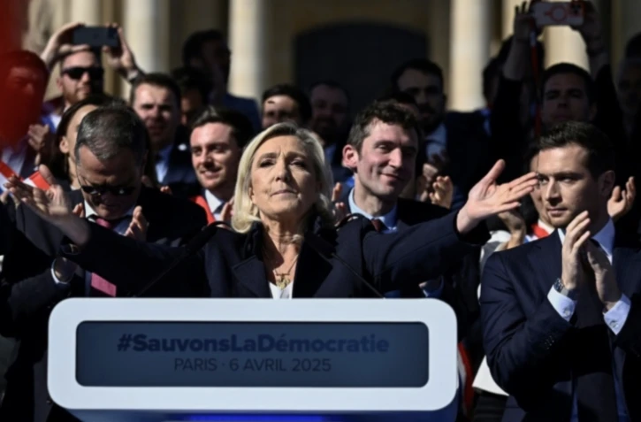 La cheffe de file du Rassemblement nationale, Marine Le Pen, lors d'un rassemblement de soutien après sa condamnation, le 6 avril 2025 à Paris ( AFP / JULIEN DE ROSA )