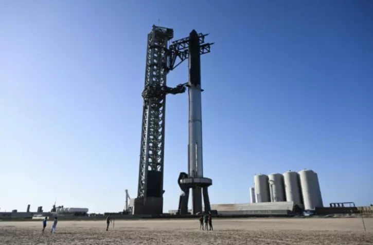 La fusée Starship de SpaceX sur son aire de lancement à la base spatiale Starbase, le 16 avril 2023 à Boca Chica, au Texas ( AFP / Patrick T. Fallon )