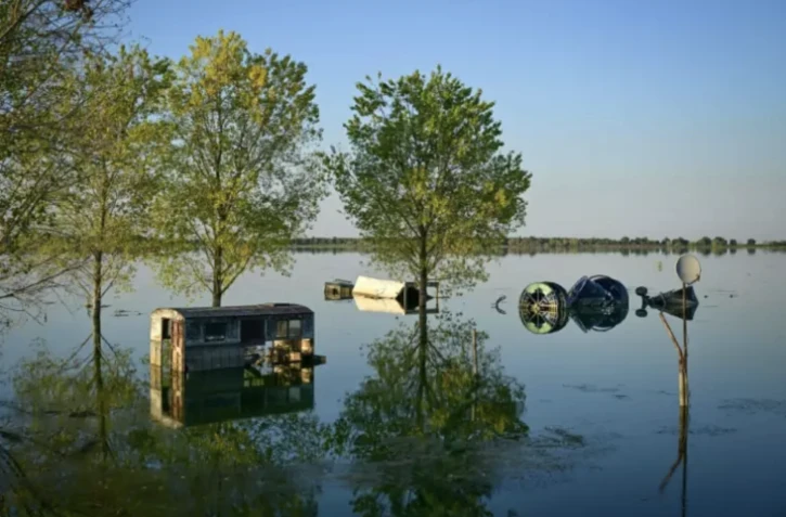 Des machines agricoles immergées dans l'eau après la renaturation près du village de Mahmudia, dans le sud-est de la Roumanie, le 9 juillet 2024 ( AFP / Daniel MIHAILESCU )