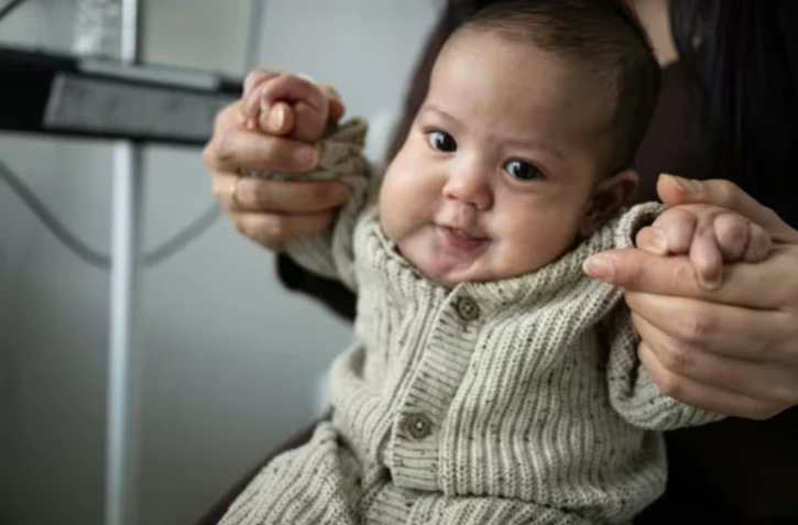 Issa, 3 mois, soigné in utero d'une tumeur vasculaire rare, au service de pédiatrie de jour du GHRMSA (Groupe Hospitalier de la Région de Mulhouse et Sud-Alsace), le 16 février 2026 à Mulhouse, dans le Haut-Rhin ( AFP / SEBASTIEN BOZON )