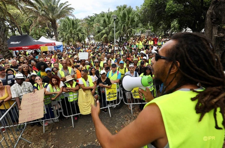 Gilets jaunes devant la Préfecture après leur rencontre avec Annick Girardin