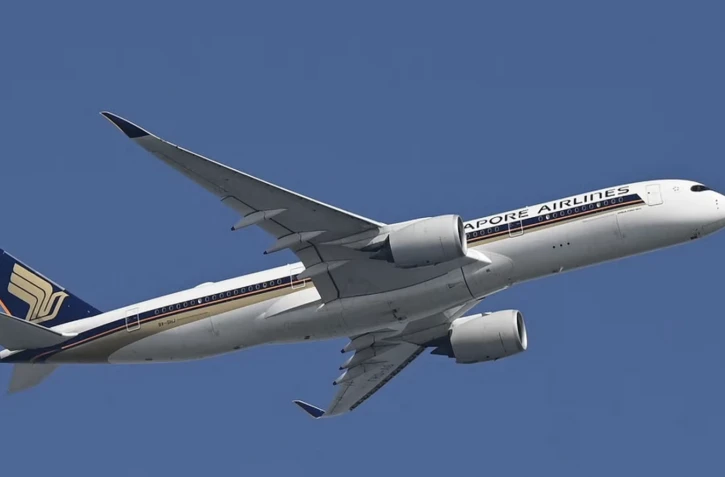 Un avion de la compagnie Singapore Airlines, le 20 février 2024 à Singapour. (ROSLAN RAHMAN / AFP)