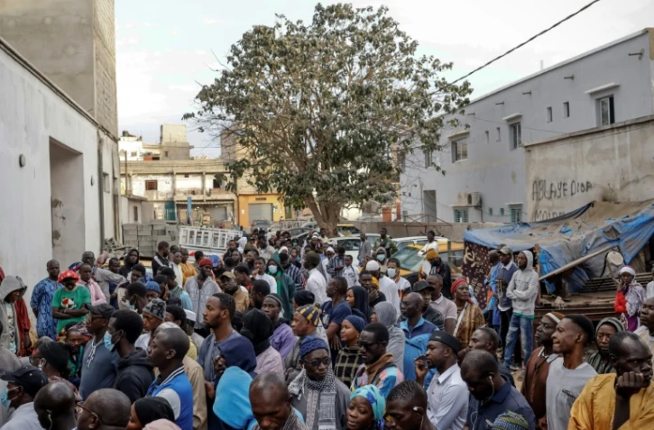 Des électeurs sénégalais attendent leur tour pour voter à la présidentielle, à Dakar le 24 mars 2024